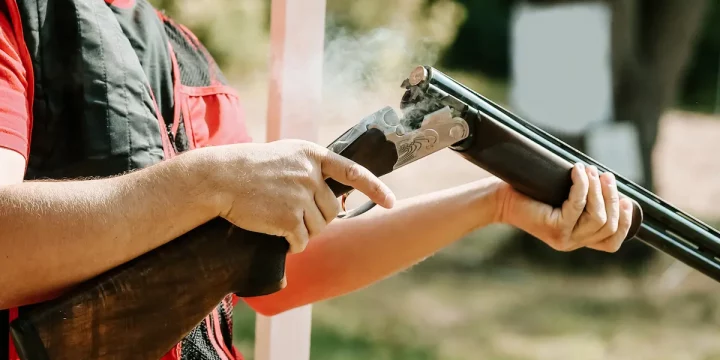 Cómo sacar el permiso de armas en España en 2026: examen y requisitos