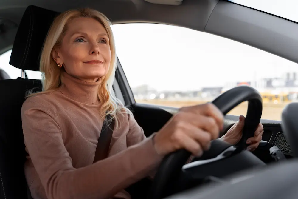 mujer jubilada conduciendo