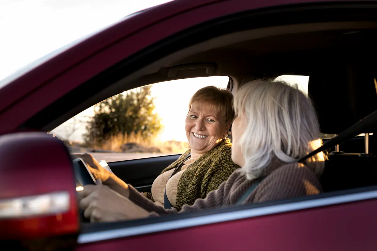 dos mujeres mayores conduciendo
